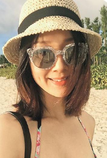 李亚男三点式晒事业线 网友留言：祖蓝赚到了